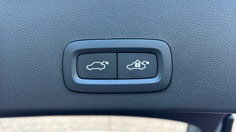 Volvo XC40 2.0 B4P Plus Dark 5dr Auto Petrol Estate